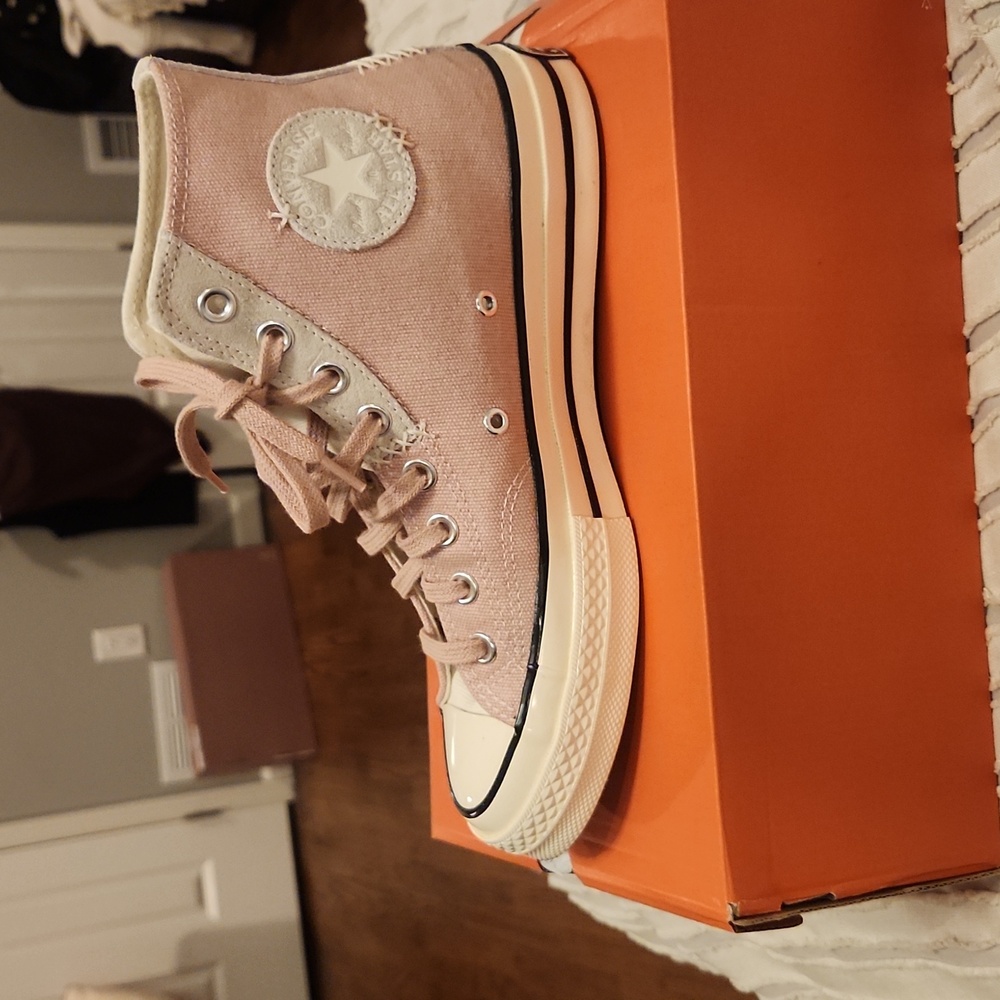 Womens 8.5 Light pink converse